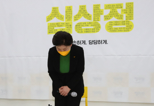 정의당 심상정 대선 후보가 17일 오후 국회에서 대국민 기자회견을 마친 뒤 인사하고 있다.  [국회사진기자단]